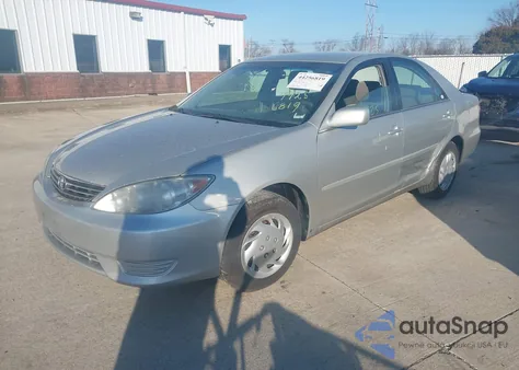 2005 Toyota Camry Le z USA, uszkodzony, nr VIN 4T1BE32KX5U066707